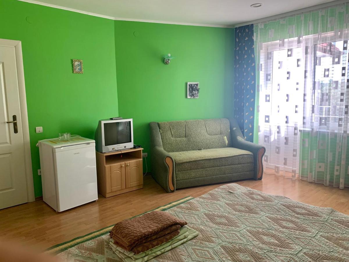 Комфортабельный Коттедж Bed and Breakfast Svityaz' Buitenkant foto